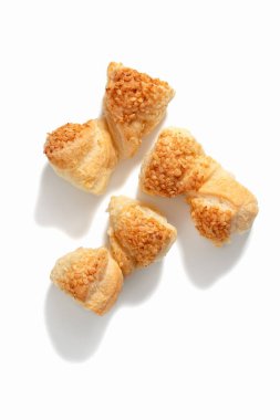 Bükülmüş susamlı krakerlerin karşı konulmaz çıtırtısına kapıl. Bu lezzetli tatlar, her türlü atıştırmalık için mükemmel lezzet ve dokular senfonisi sunar.