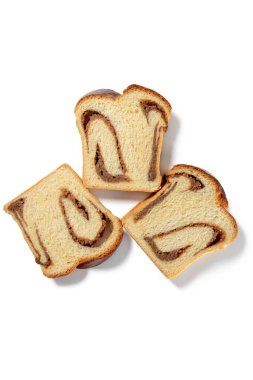 Üç cevizli kek diliminin tadına varın. Her ısırıkta zengin, fındıklı tat bekliyor..