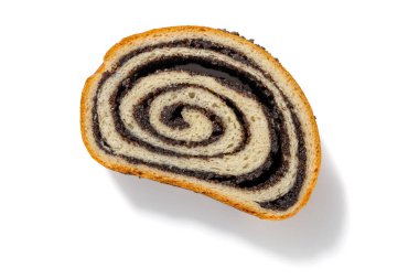 Bir dilim Alman haşhaş tohumlu kekinin tadını çıkarın. Nemli bir dokusu ve hoş bir haşhaş tohumu dolgusu var. Temiz beyaz bir arkaplanda sunuluyor..