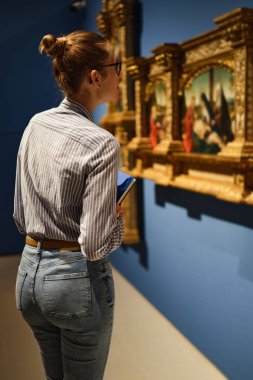 Müzedeki kadınlar sanat galerilerine bakıyorlar.