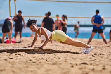 Genç kadın sahilde yaz sporu yapıyor..