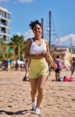 Plajda spor yapan genç atletik kadın..