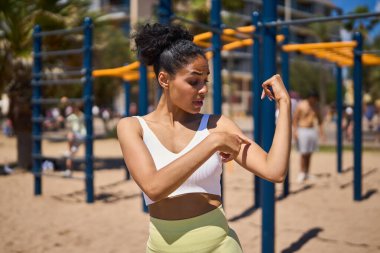 Plajda spor yapan genç atletik kadın..