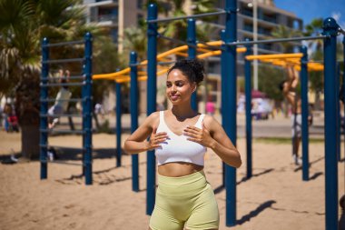 Plajda spor yapan genç atletik kadın..