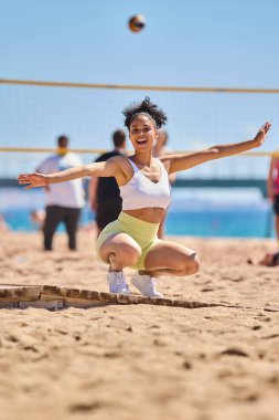 Sahilde spor yapan genç bir atletik kadın..