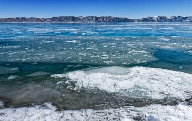 Ayı Gölü 'ndeki buzu kapatın. Utah ve Idaho sınırlarında.