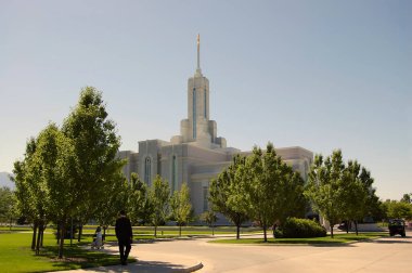 Utah 'taki Majestic Mormon Tapınağı. Utah 'ta nefes kesici bir görüntü büyüleyici mimarisini, karmaşık detaylarını ve manevi önemini gözler önüne seren bir tapınak. Tapınak mavi gökyüzüne karşı dimdik duruyor, inancı, bağlılığı ve mirası simgeliyor..