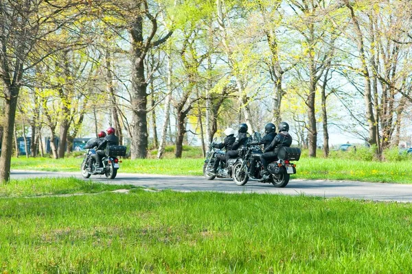 Мотоциклисты Путешествуют Группе — стоковое фото