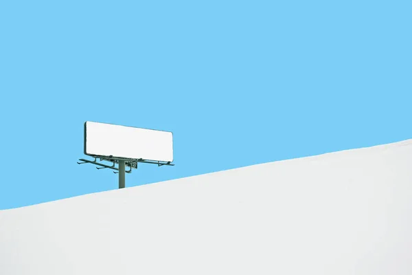 Зимний Пейзаж Чистым Рекламным Щитом Голубом Фоне Неба — стоковое фото