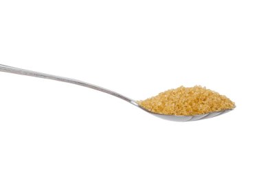 Beyaz arkaplanda izole edilmiş kaşıkta kamış şekeri