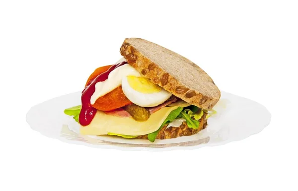 三明治 白盘上有煮熟的鸡蛋 背景为白色 — 图库照片