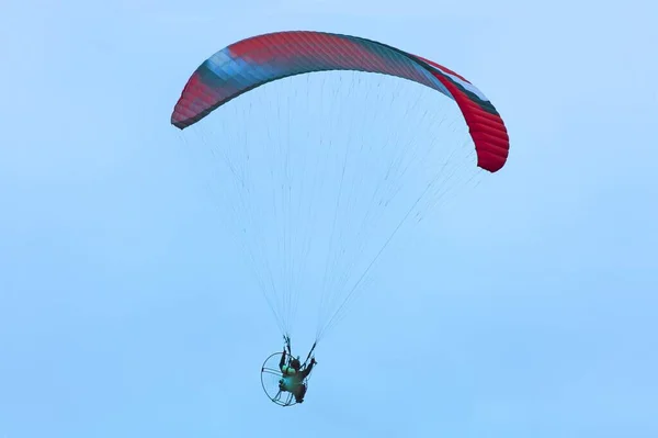 滑翔伞飞行在蓝蓝的天空背景上 — 图库照片