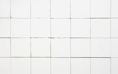 Beyaz kiremitleri olan eski bir banyo.