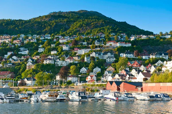 Vackert Landskap Med Berg Färgglada Hus Och Marina Med Motorbåtar — Stockfoto
