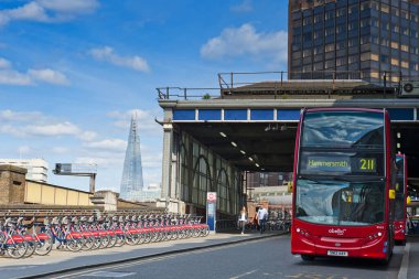 LONDON, ENGLAND - 30 Mayıs 2015: Waterloo otobüs durağı, Londra 'nın bisiklet kiralama şeması - Santander Cycles (eski adı Barclays) Boris Bisiklet ve Londra' da Çömlek