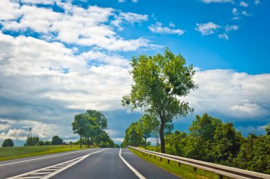 Güneşli bir günde yol