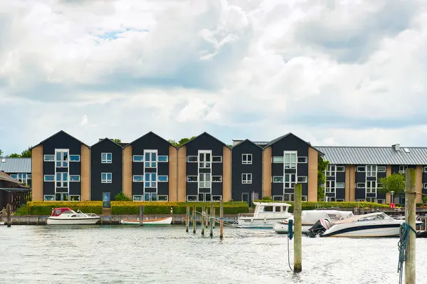 コペンハーゲン デンマーク July 2014 コペンハーゲンのツアーボートデッキから見た現代アパートとボート — ストック写真
