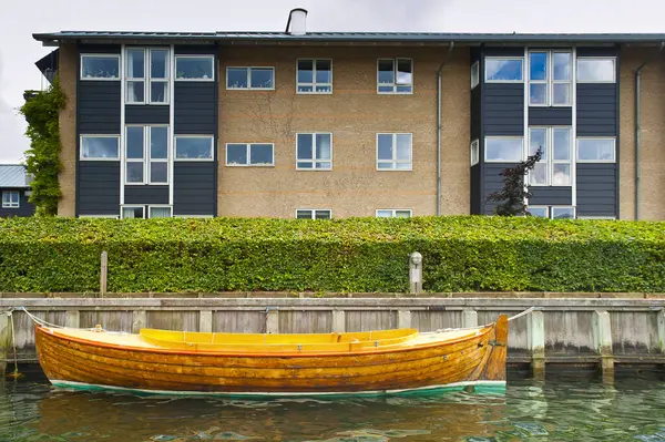 コペンハーゲン デンマーク July 2014 コペンハーゲンのツアーボートデッキから見るモダンなアパートとボート — ストック写真