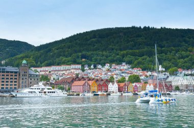BERGEN, NORway - 23 Temmuz 2018: Bryggen ile Bergen 'in güzel manzarası