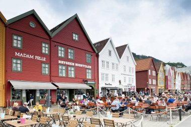 BERGEN, NORway - 23 Temmuz 2018: Bryggen, Bergen 'deki restoranlar ve dükkanlar