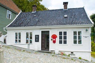 BERGEN, NORway - 21 Temmuz 2018: Gamle (Eski) Bergen Müzesi - 18, 19 ve 20. yüzyıllarda küçük bir kasaba yaşamı olan açık hava müzesi. Giriş, biletler ve mağaza..