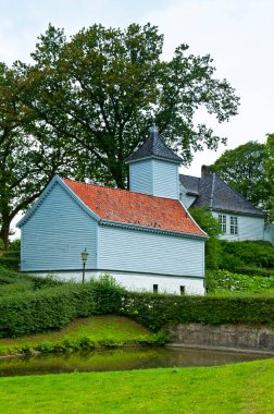 BERGEN, NORway - 21 Temmuz 2018: Gamle (Eski) Bergen Müzesi - 18, 19 ve 20. yüzyıllarda küçük bir kasaba yaşamı olan açık hava müzesi. Kule Evi.