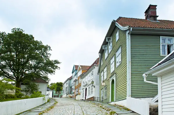 BERGEN, NORWay - 21 Temmuz 2018: Gamle (Eski) Bergen Müzesi - 18, 19 ve 20. yüzyıllarda küçük bir kasaba yaşamı olan Açık Hava Müzesi. 