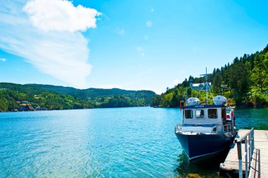 BERGEN, NORWay - 19 Temmuz 2018: Lysoen Adası 'ndan (Ole Bull' s Villa) Buena Kai 'ye (Quay) giden tekne kalkış yeri, Lysekloster