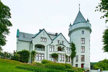 BERGEN, NORway - 22 Temmuz 2018: Gamlehaugen - Kral 'ın resmi konutu, 1899' da mimar Jens Zetlitz Monrad Kielland tarafından tasarlandı..