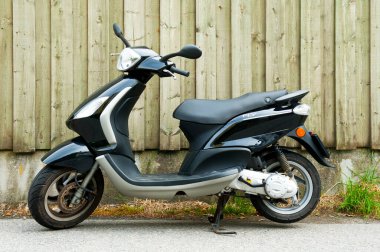 BERGEN, NORWay - 22 Temmuz 2018: Scooter Piaggio Fly 50 Piaggio City Fly Derbi Bulvarı