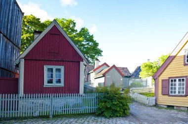 OSLO, NORway - 29 Ağustos 2016: Norveç Halk Müzesi 'ndeki eski ahşap renkli evler (Norveç Kültür Tarihi Müzesi).