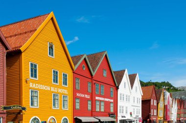BERGEN, NORWay - 15 Temmuz 2018: Bergen 'deki Bryggen Hanedan renkli ahşap evler