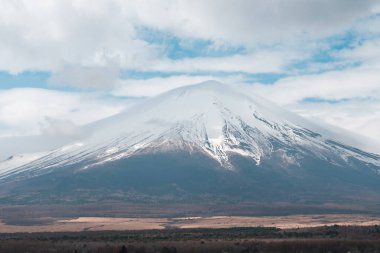 Yamanaka Gölü 'nde Fuji Dağı' nın karlı manzarası.