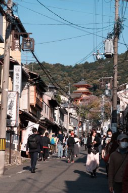 KYOTO, JAPONYA - 3 Nisan 2023: Highashiyama bölgesindeki Kiyomizu-dera tapınağına yürüyen turist