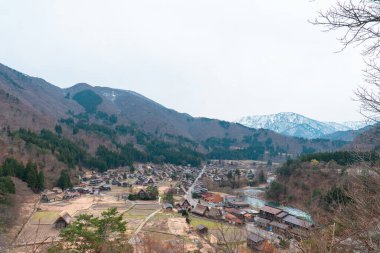 SHIRAKAWA, JAPONYA - 5 Nisan 2023: İlkbaharda Shirakawa-go köyünün havadan görünüşü