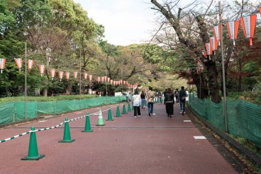 TOKYO, JAPONYA - 8 Nisan 2023 Nisan 'da Ueno Parkı' nda yürüyen insanlar