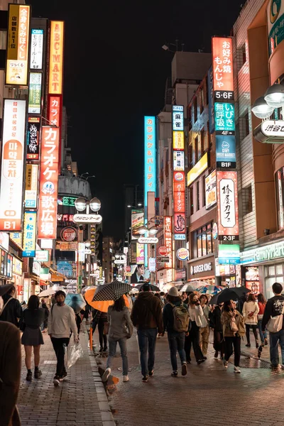 Tokyo Japan April 2023 Människor Går Shibuya Shoppingområde Duggregn Kväll — Stockfoto