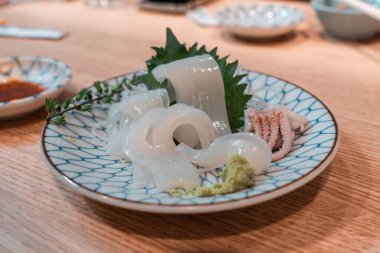 Taze dilimlenmiş ika veya mürekkepbalığı Japon yemeği.