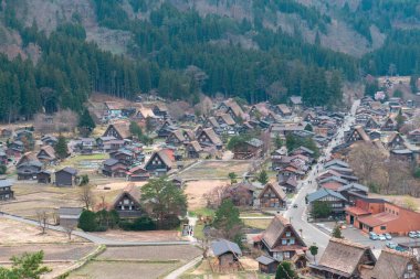 SHIRAKAWA, JAPONYA - 5 Nisan 2023: İlkbaharda Shirakawa-go köyünün havadan görünüşü