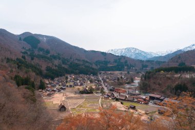 SHIRAKAWA, JAPONYA - 5 Nisan 2023: İlkbaharda Shirakawa-go köyünün havadan görünüşü