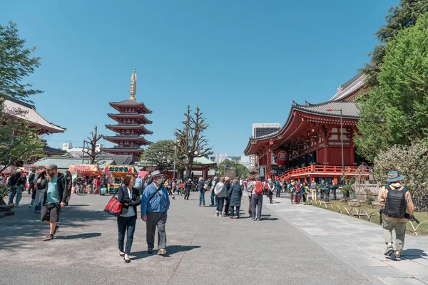 TOKYO, JAPONYA - 9 Nisan 2023: Asakusa 'daki Senso-ji tapınağında yürüyen insanlar