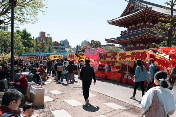 TOKYO, JAPONYA - 9 Nisan 2023: Asakusa 'daki Senso-ji tapınağında yürüyen insanlar