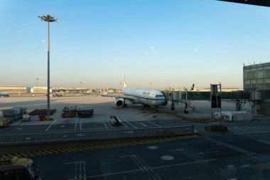 BEIJING, ÇİN - 6 Kasım 2024: Pekin Başkenti Uluslararası Havalimanında Çin Hava Yolları Uçağı