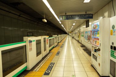 TOKYO, JAPONYA - 7 Kasım 2024: Sendagi İstasyonu Tokyo Metro Chiyoda Hattı üzerinde bir yeraltı tren istasyonu.