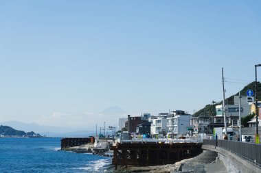 Fuji Dağı 'yla Inamuragasaki Burnu. ve şehir manzarası Kamakura, Japonya
