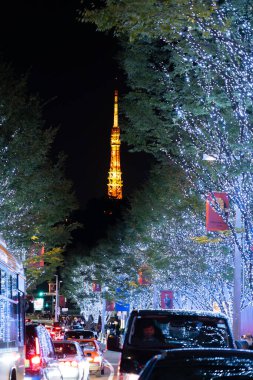 TOKYO, JAPONYAN - 8 Kasım 2024: Tokyo Kulesi Roppongi Hills 'ten görüldü