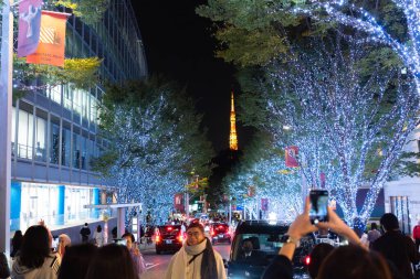 TOKYO, JAPONYAN - 8 Kasım 2024: Roppongi Hills 'teki Tokyo kulesinin fotoğrafını çeken insanlar