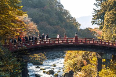 NIKO, JAPONYA - 9 Kasım 2024 Shinkyo Köprüsü 'nde düğün töreni
