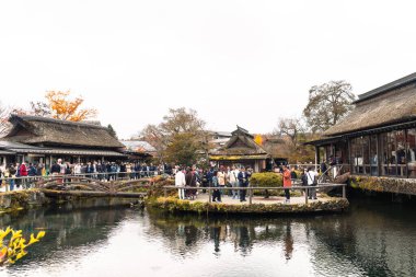 Yamanashi, JAPAN - 14 Kasım 2024: Oshino Hakkai 'de insanlar seyahat ediyor)