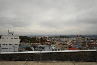 Shizuoka, JAPAN - 14 Kasım 2024: Mt. Fuji Dağı 'nda bulutlu bir günde Fuji Dünya Mirası Merkezi giriş binası